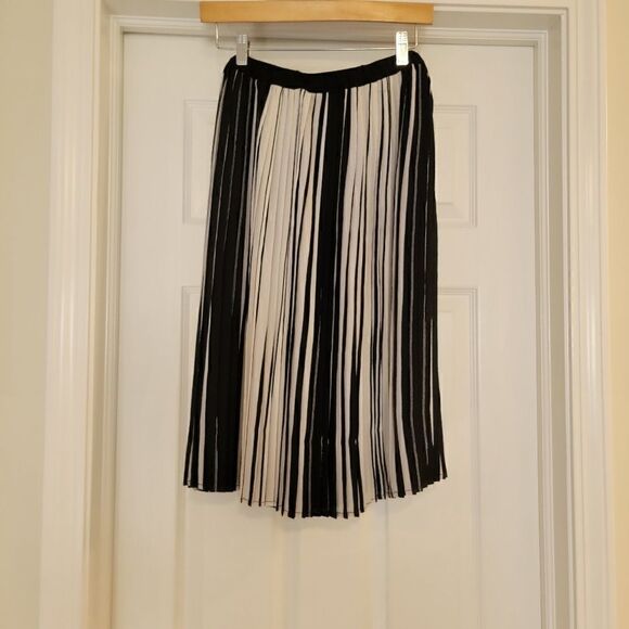Adrianna Papell Black/White Pleat Crepe Skirt medium - Picture 2 of 6